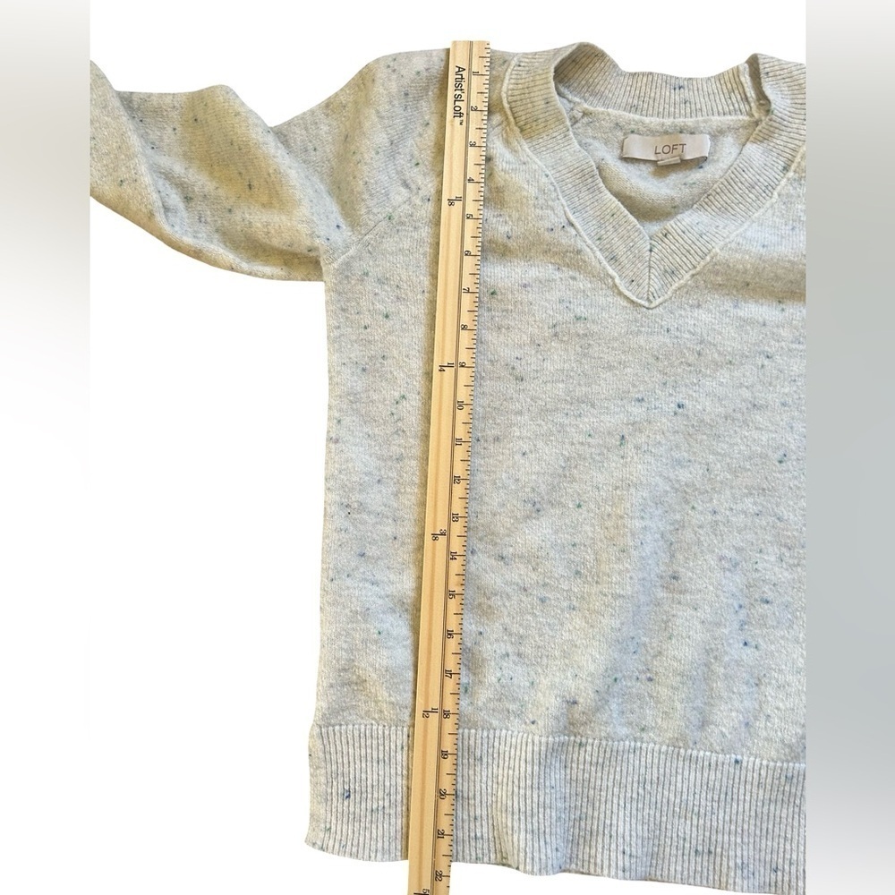 Loft Women’s Speckled V Neck Cream
Sweater  XS - Picture 6 of 9